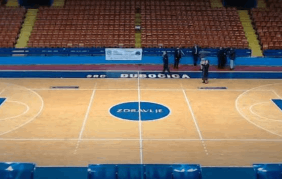 BIZARNA NESREĆA NA RUKOMETNOM MEČU U LESKOVCU: Sekretar rukometnog kluba teško povređen pri padu kroz CIRADU!